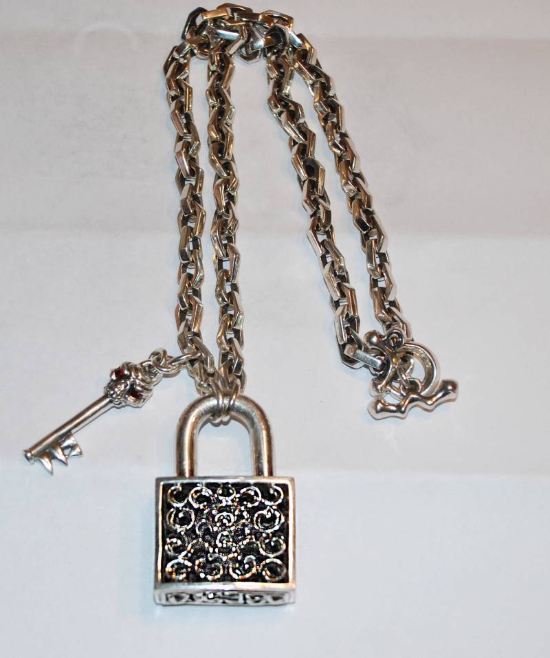 Fledermaus-Lock-Anhänger Sarg Kette Mit Skelett-Schlüssel Rubin Augen Fledermaus-Lock-Anhänger Sarg Kette Mit Skelett-Schlüssel Rubin Augen von AVENDGARDE