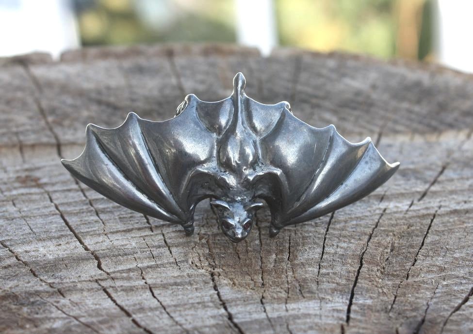 Irc-Schwarz Silber Fledermaus-Flügel Mit Rubin Augen Irc-Schwarz Silber Fledermaus-Flügel Mit Rubin Augen von AVENDGARDE