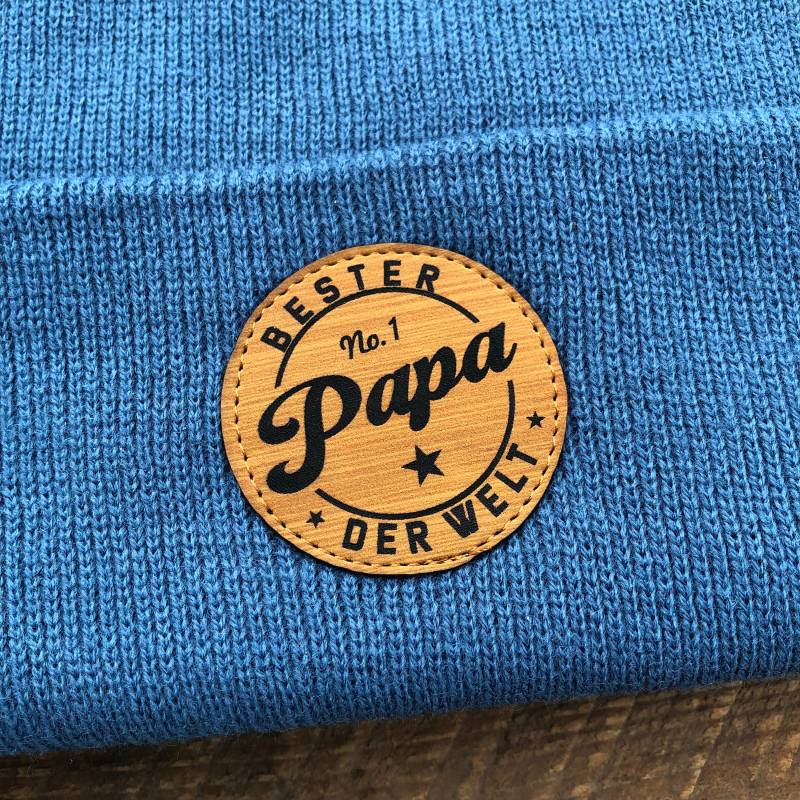 Mütze Bester Papa Der Welt, Beanie Mit Label in Holzoptik | Veganes Leder Auf Frontseite - Unisex, Einheitsgröße von AVENOutfittersDE