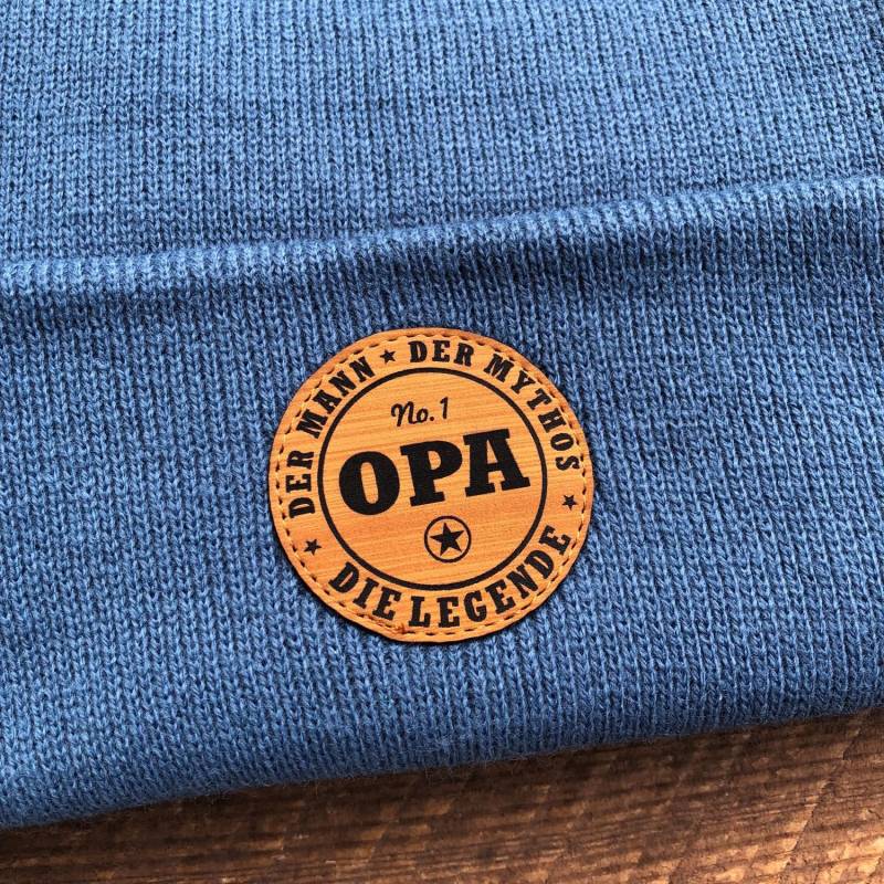 Mütze Opa Die Legende, Beanie Mit Label in Holzoptik | Veganes Leder Auf Der Frontseite - Unisex, Einheitsgröße Mütze Opa Die Legende, Beanie Mit Label in Holzoptik | Veganes Leder Auf Der Frontseite - Unisex, Einheitsgröße von AVENOutfittersDE