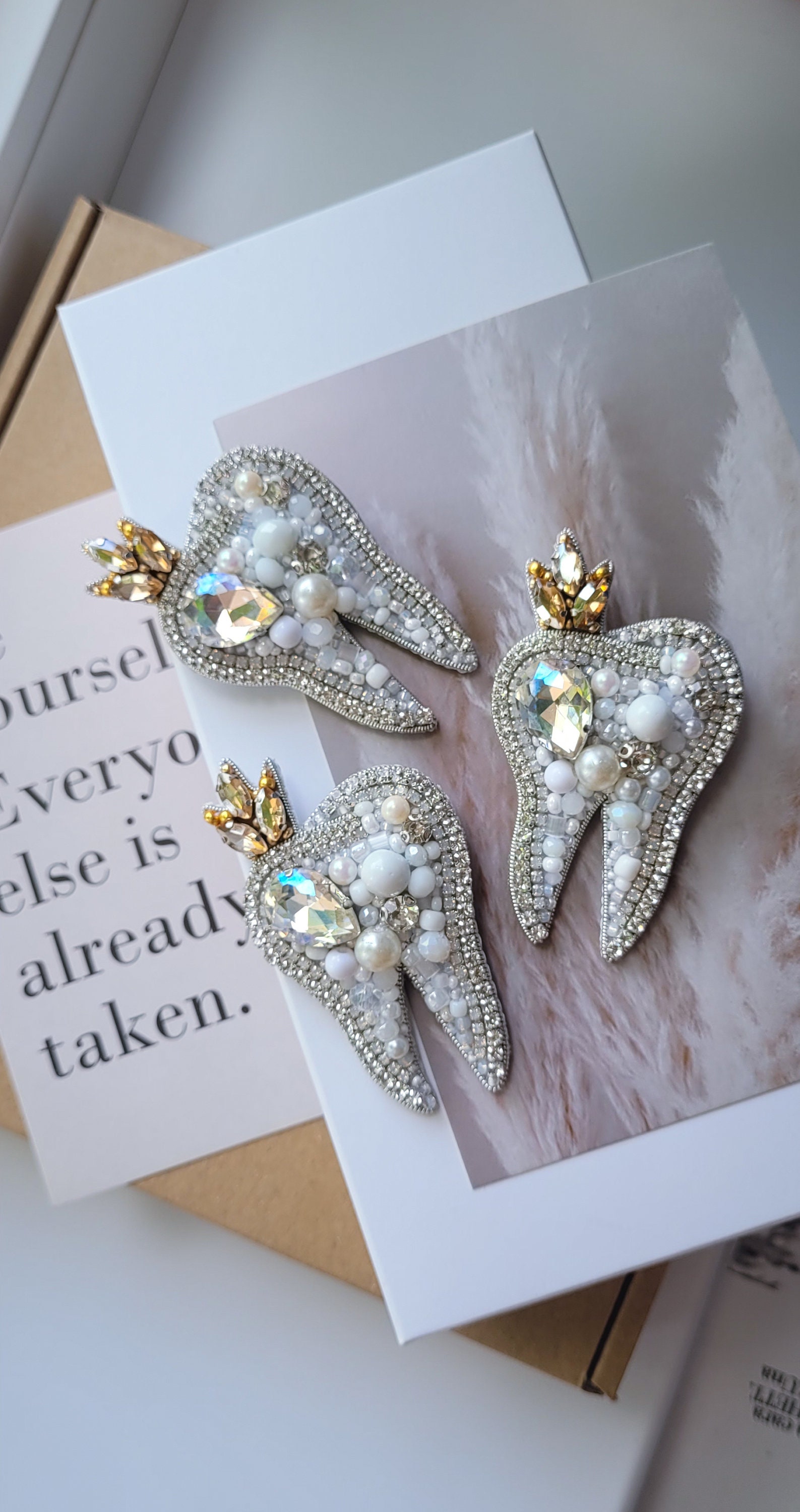 Zahn Brosche, Pin, Schmuck, Weisse Bead Gestickt, Perlen Zahn, Geschenk Für Zahnarzt, Zahnarzt Brosche Zahn Brosche, Pin, Schmuck, Weisse Bead Gestickt, Perlen Zahn, Geschenk Für Zahnarzt, Zahnarzt Brosche von AVFashionLab