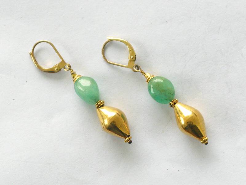 Goldfarbene Ohrringe Mit Chrysoprath von AVINNA