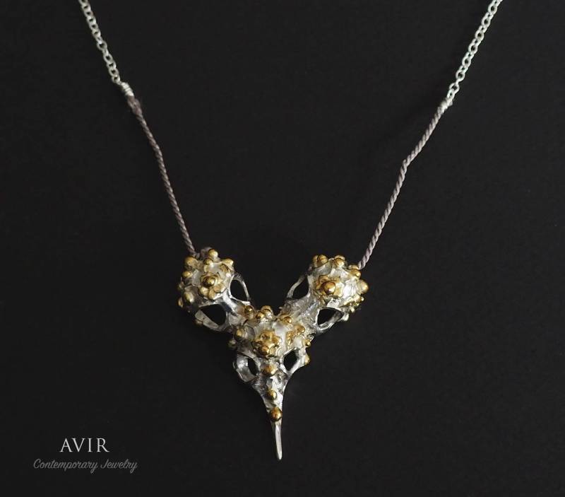 Corvus Raven Halskette Aus Bi-Material Sterlingsilber Und Vergoldet // Geschenk Für Sie Ihn von AVIRjewels