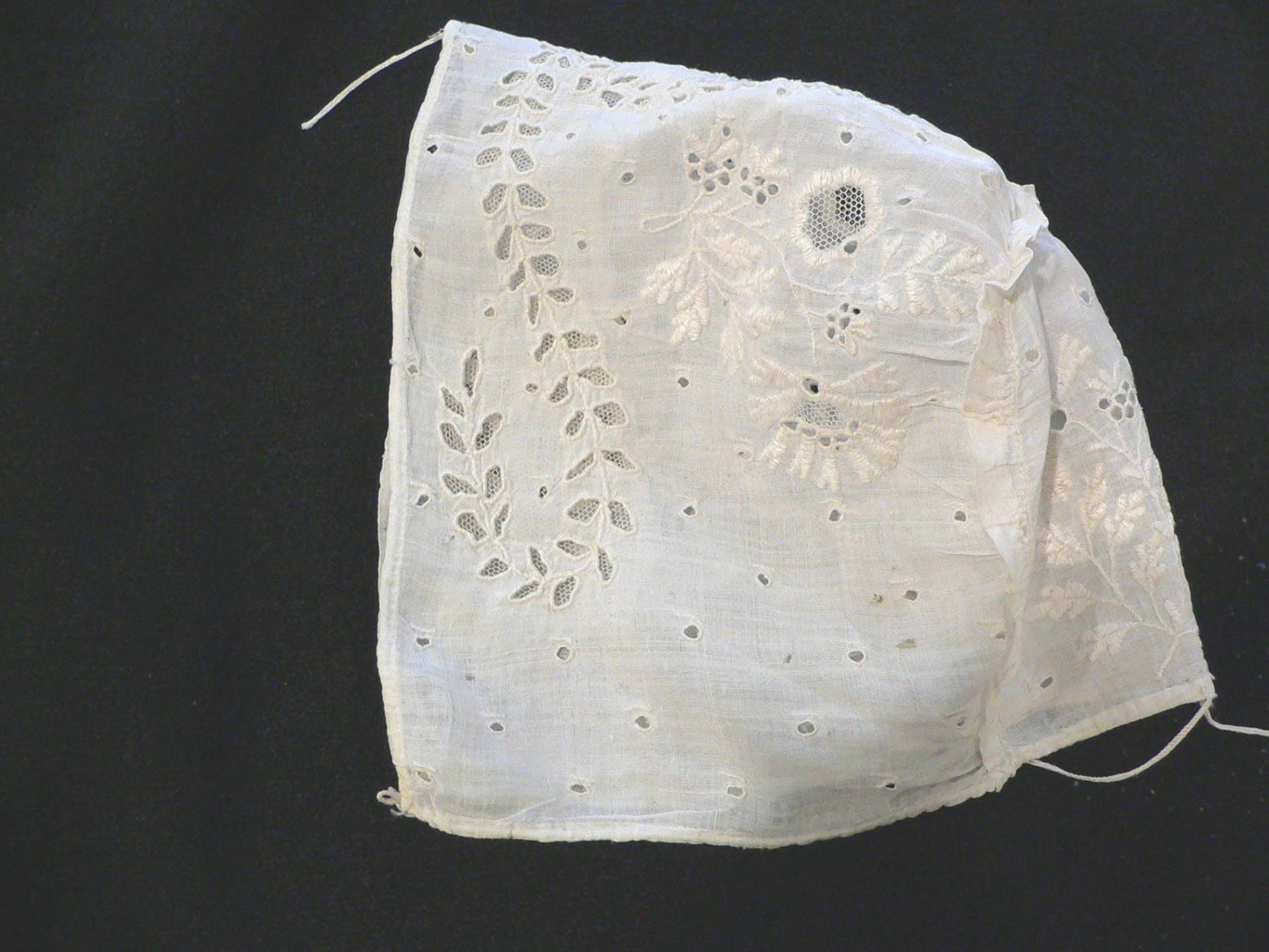 1800Er Antike Gestickte Spitze-Baby-Mütze von AVIVB