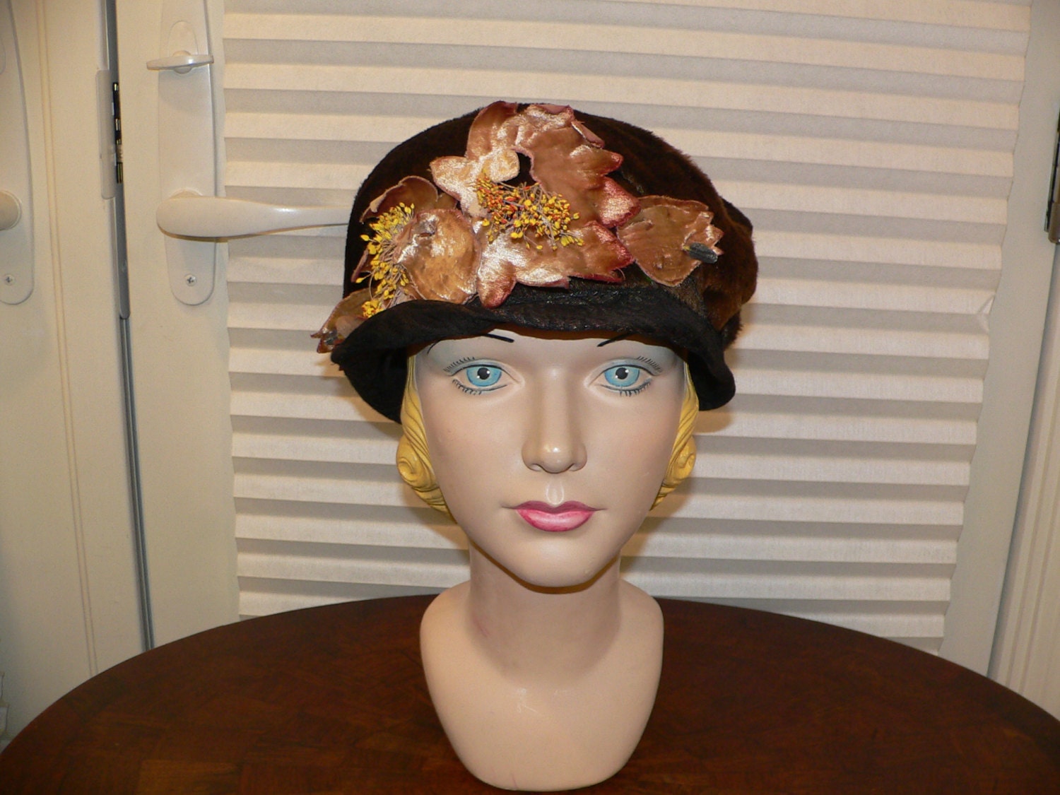 1920Er Jahre Cloche/Braune Winter Plüsch Mit Blumen Und Lame Garn von AVIVB