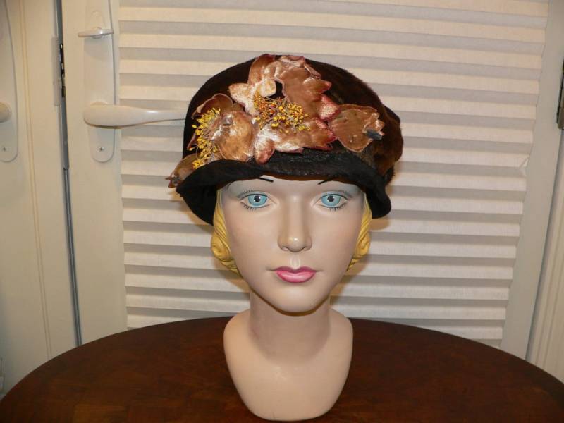 1920Er Jahre Cloche/Braune Winter Plüsch Mit Blumen Und Lame Garn von AVIVB
