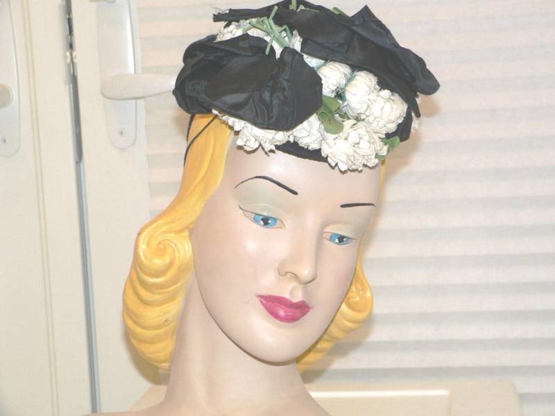 1940Er Blumen Tilt Topper Hut Rh Stearns Company Boston von AVIVB