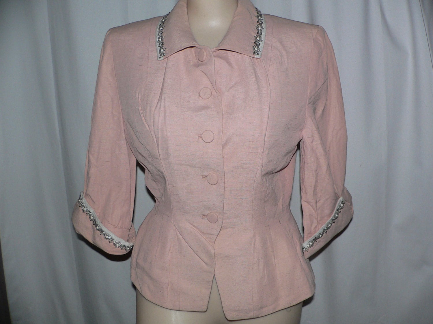 1940Er Jahre Pale Dusty Rose Pink Blazer Mit Taillierter Taille Perlenbesatz von AVIVB