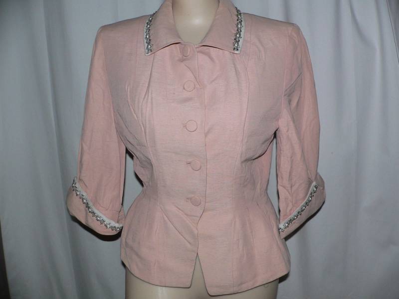 1940Er Jahre Pale Dusty Rose Pink Blazer Mit Taillierter Taille Perlenbesatz von AVIVB