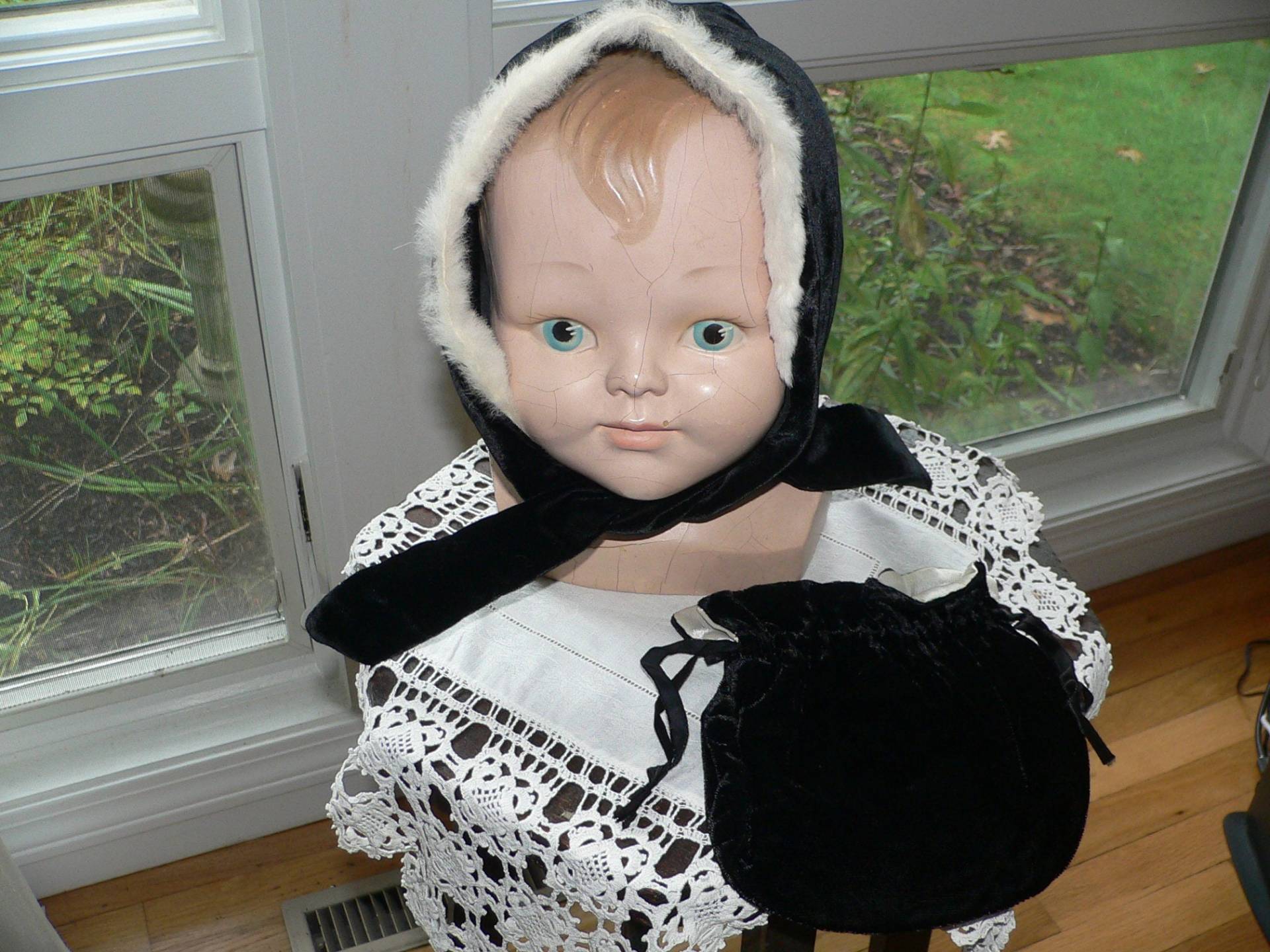 1950 Vintage Kinder Mädchen Schwarzer Samt Hut Mit Pelzbesatz Und Passender Geldbörse Von Babuschka von AVIVB