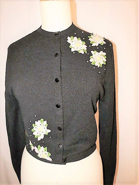 1950Er Jahre Schwarze Strickjacke Mit Perlen, Blumenapplikationen Und Strasssteinen von AVIVB