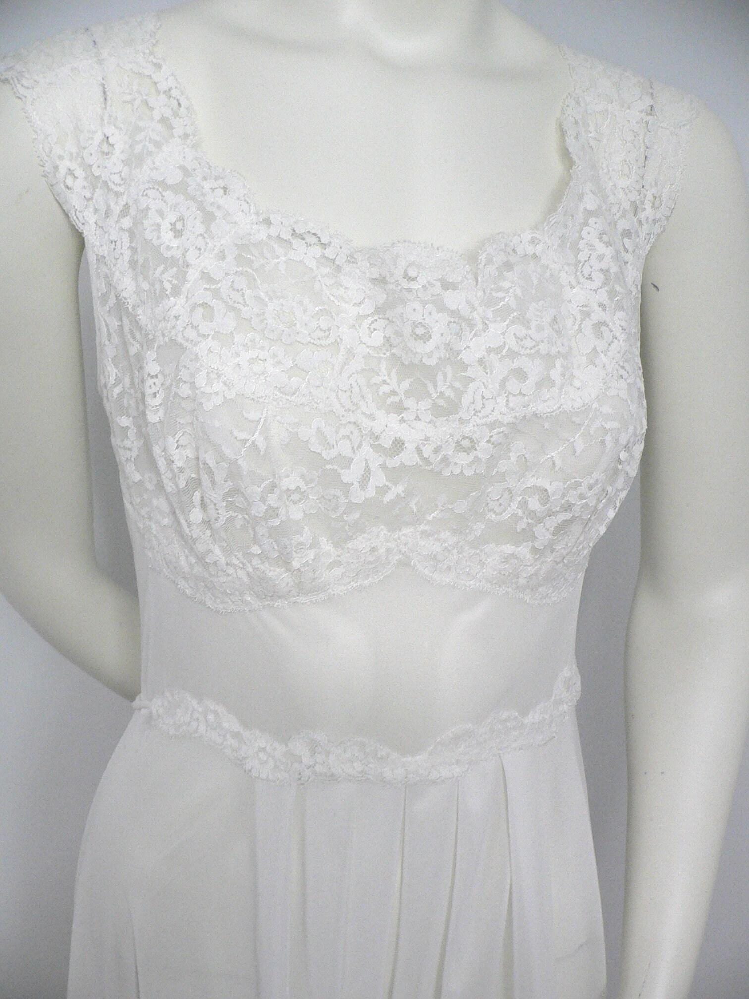 1950Er Vintage Vanity Fair Weißes Nachthemd Mit Spitzenbesatz Größe 34 von AVIVB