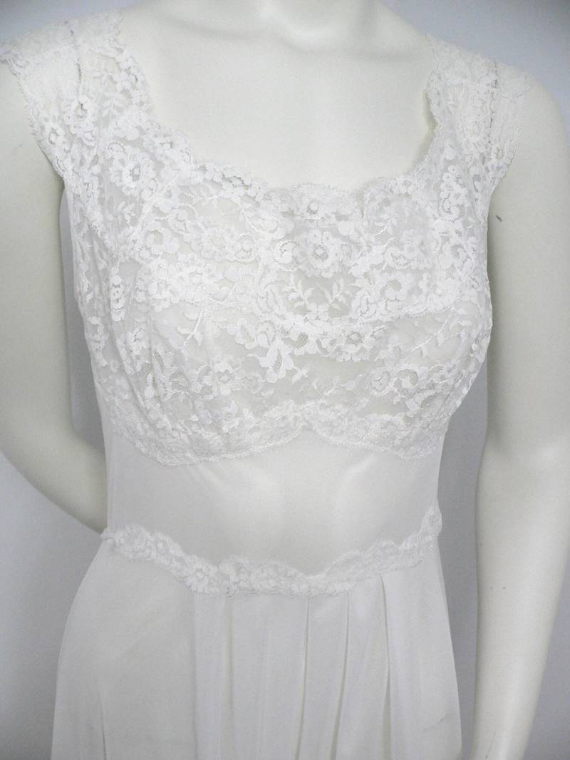 1950Er Vintage Vanity Fair Weißes Nachthemd Mit Spitzenbesatz Größe 34 von AVIVB