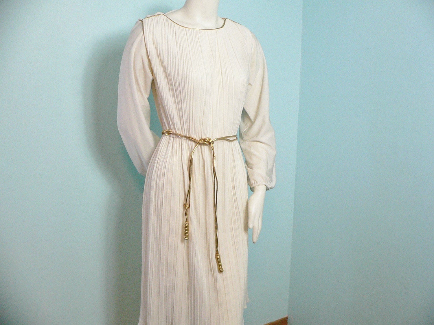 1970Er Jahre Gebrochenes Weißes Kleid Mit Falten Vom Typ Fortuny Und Goldener Akzentschnürung Gürtel, Blousonkleid, Größe L von AVIVB