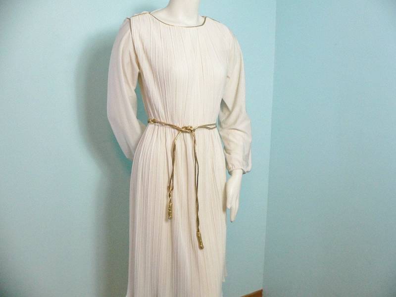 1970Er Jahre Gebrochenes Weißes Kleid Mit Falten Vom Typ Fortuny Und Goldener Akzentschnürung Gürtel, Blousonkleid, Größe L von AVIVB