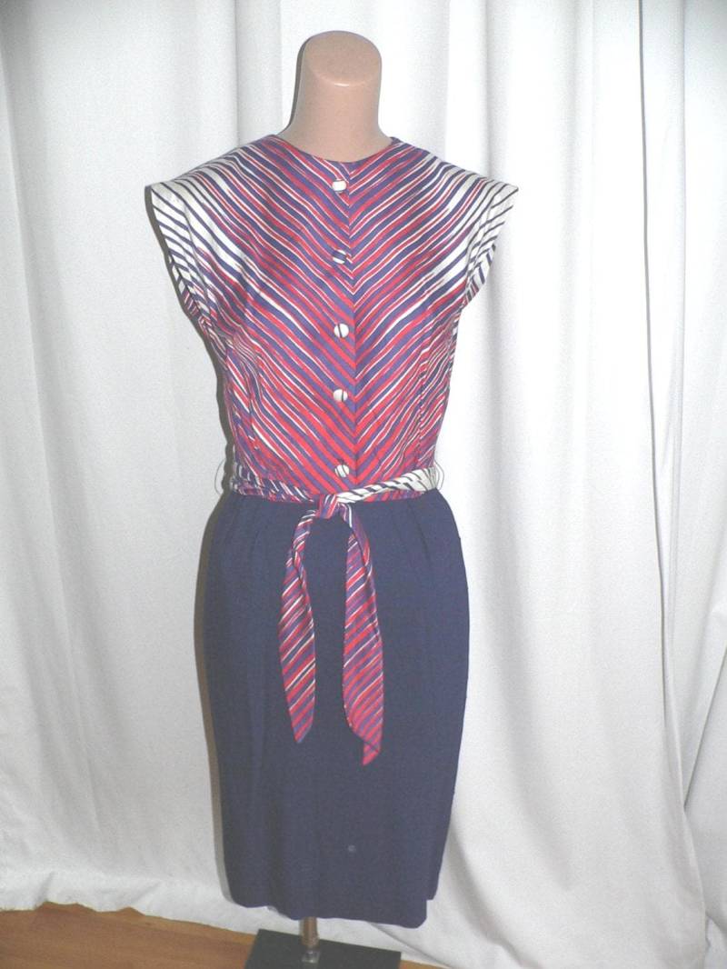 50Er Jahre Rot Weiß Blaues Sommer Baumwoll Kleid Von Dress Town Inc California von AVIVB