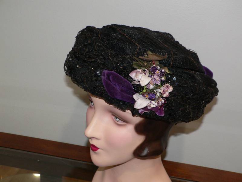 Antike Edwardian Toque Schwarz Mit Pailletten Und Lila Samtband Blumenborte von AVIVB