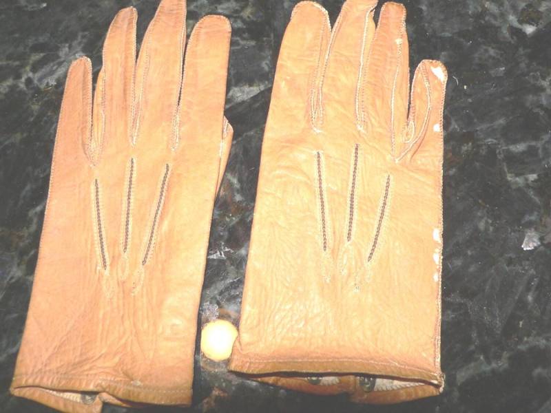 Antike Kinderhandschuhe Oder Antike Puppenhandschuhe Aus Hellbraunem Leder von AVIVB