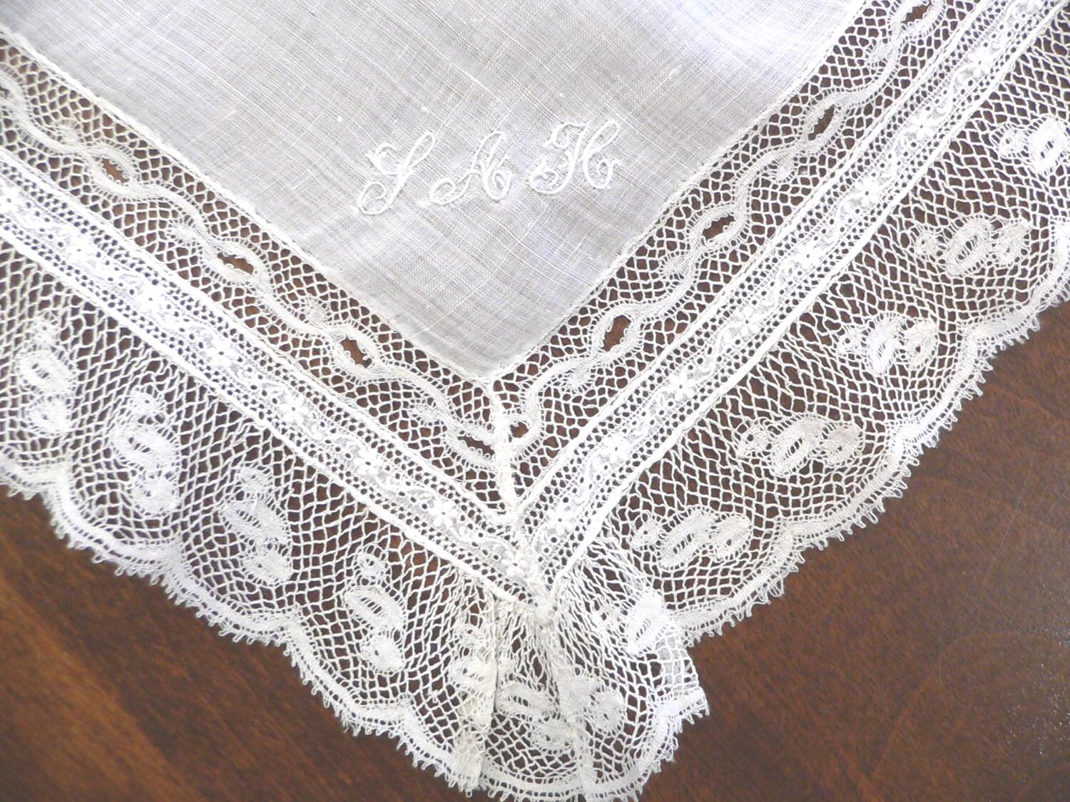 Antikes Weißes Hochzeits-Taschentuch Aus Der Zeit Um 1800 Mit Valenciennes-Spitzenborte Und Monogramm von AVIVB