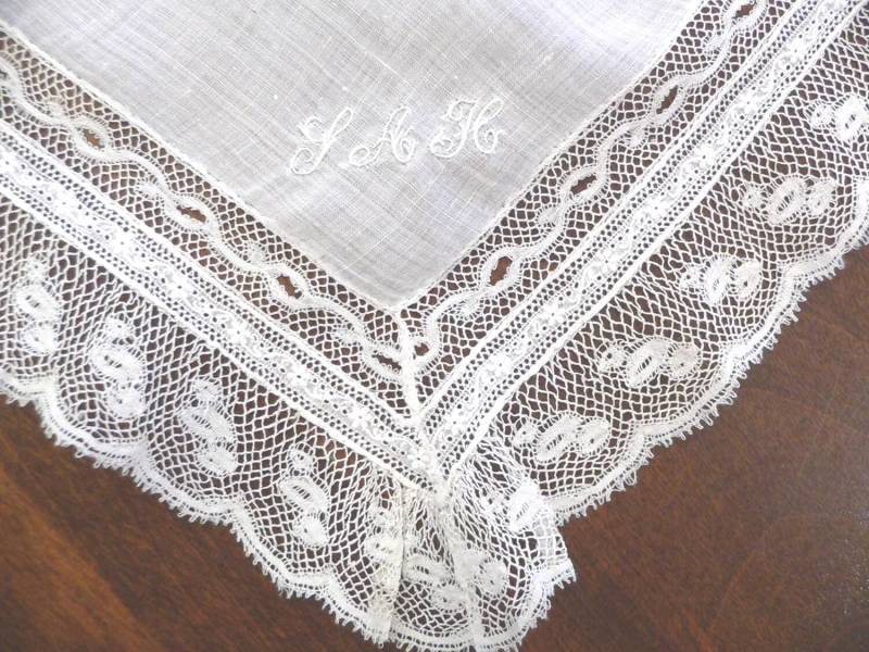 Antikes Weißes Hochzeits-Taschentuch Aus Der Zeit Um 1800 Mit Valenciennes-Spitzenborte Und Monogramm von AVIVB