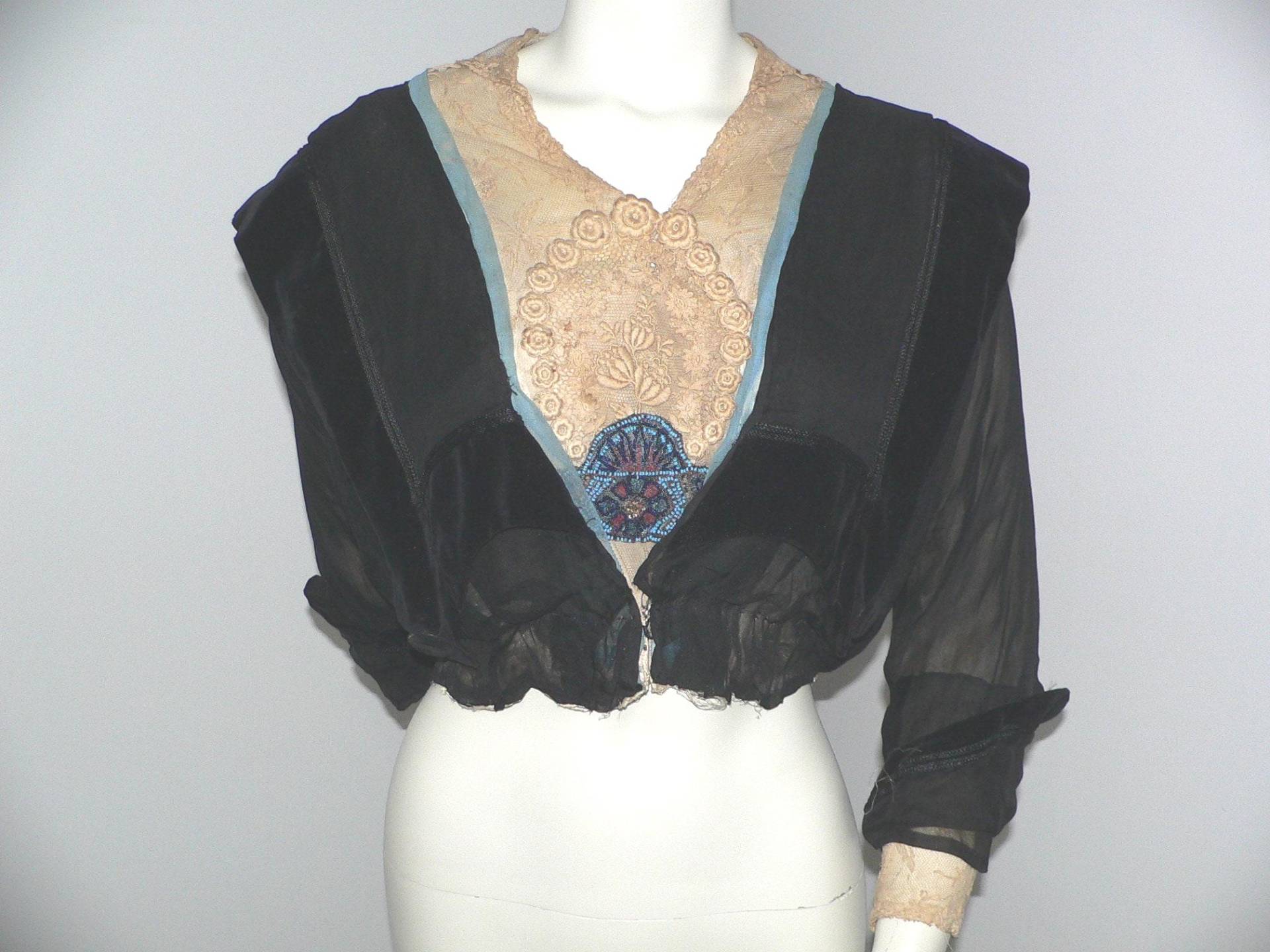 Edwardian Seiden Mieder Mit Spitze Und Perlenborte von AVIVB