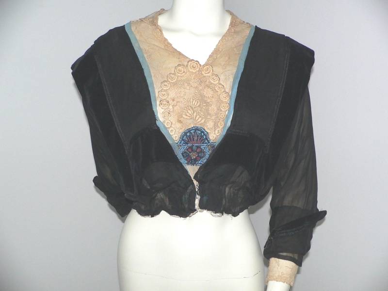 Edwardian Seiden Mieder Mit Spitze Und Perlenborte von AVIVB