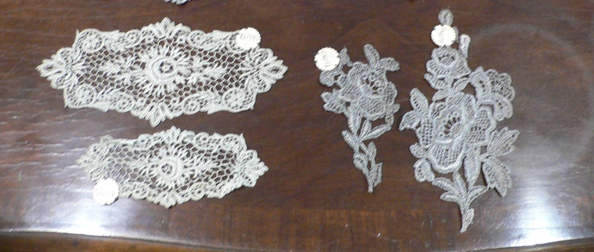 Ein Paar Von 1920's Metallic Lace Applikationen - Preis Gilt Für 1 von AVIVB