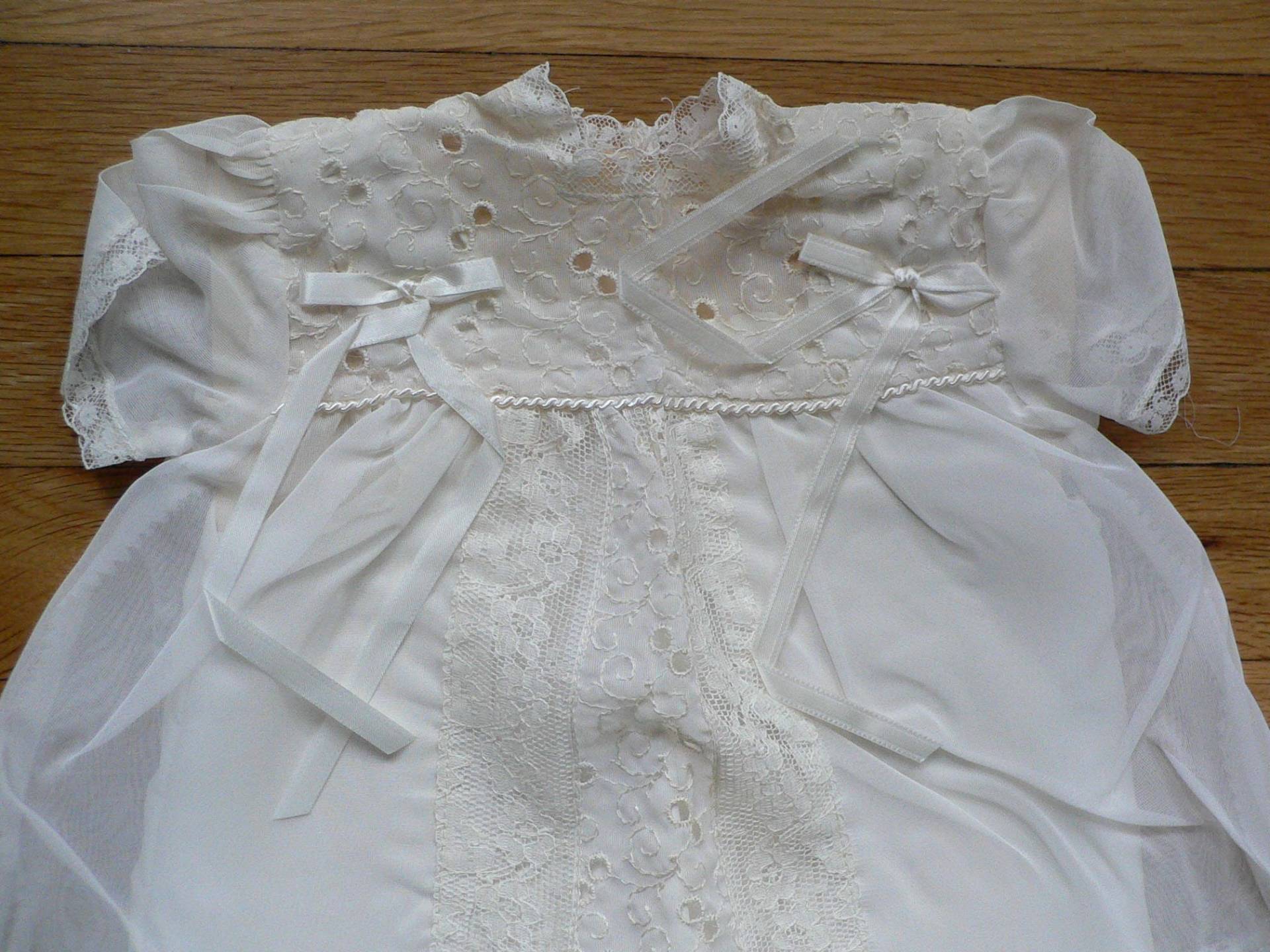 Nos 1950's Säugling Baby Kleid , Nylon Und Spitze Nie Getragen Größe 12 Monate, Puppenkleid von AVIVB