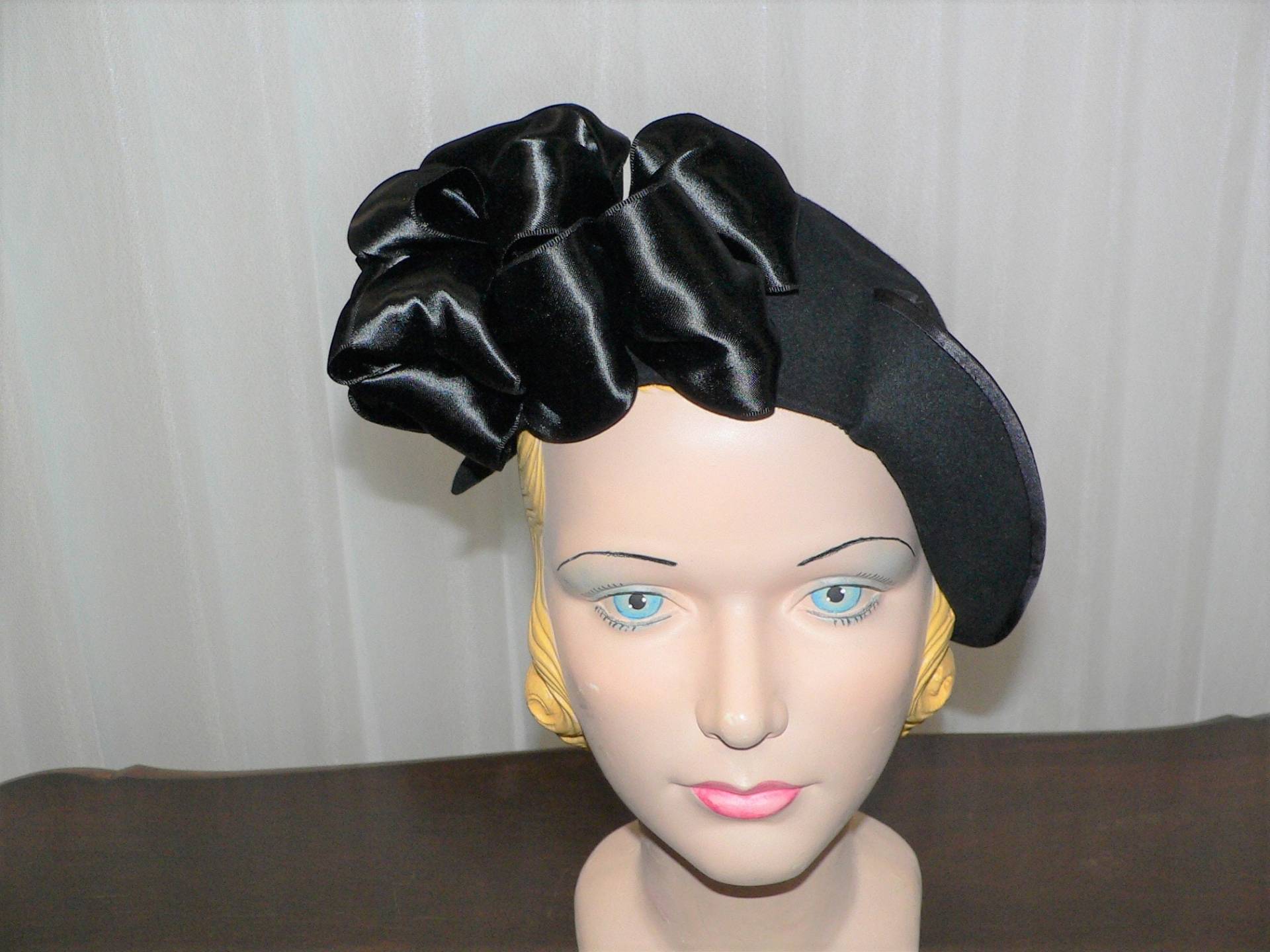 Schöner 1940Er Tilt Hat Aus Schwarzem Filz Mit Schwarzer Satinschleifenschleife von AVIVB