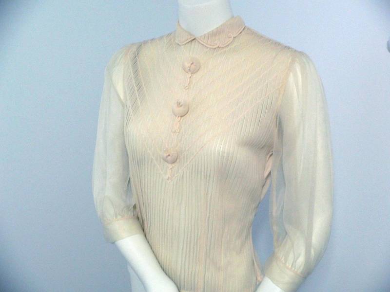 Vintage 50Er Jahre Akt Nylon Bluse Mit Falten, 3D Blumen Von Debcraft von AVIVB