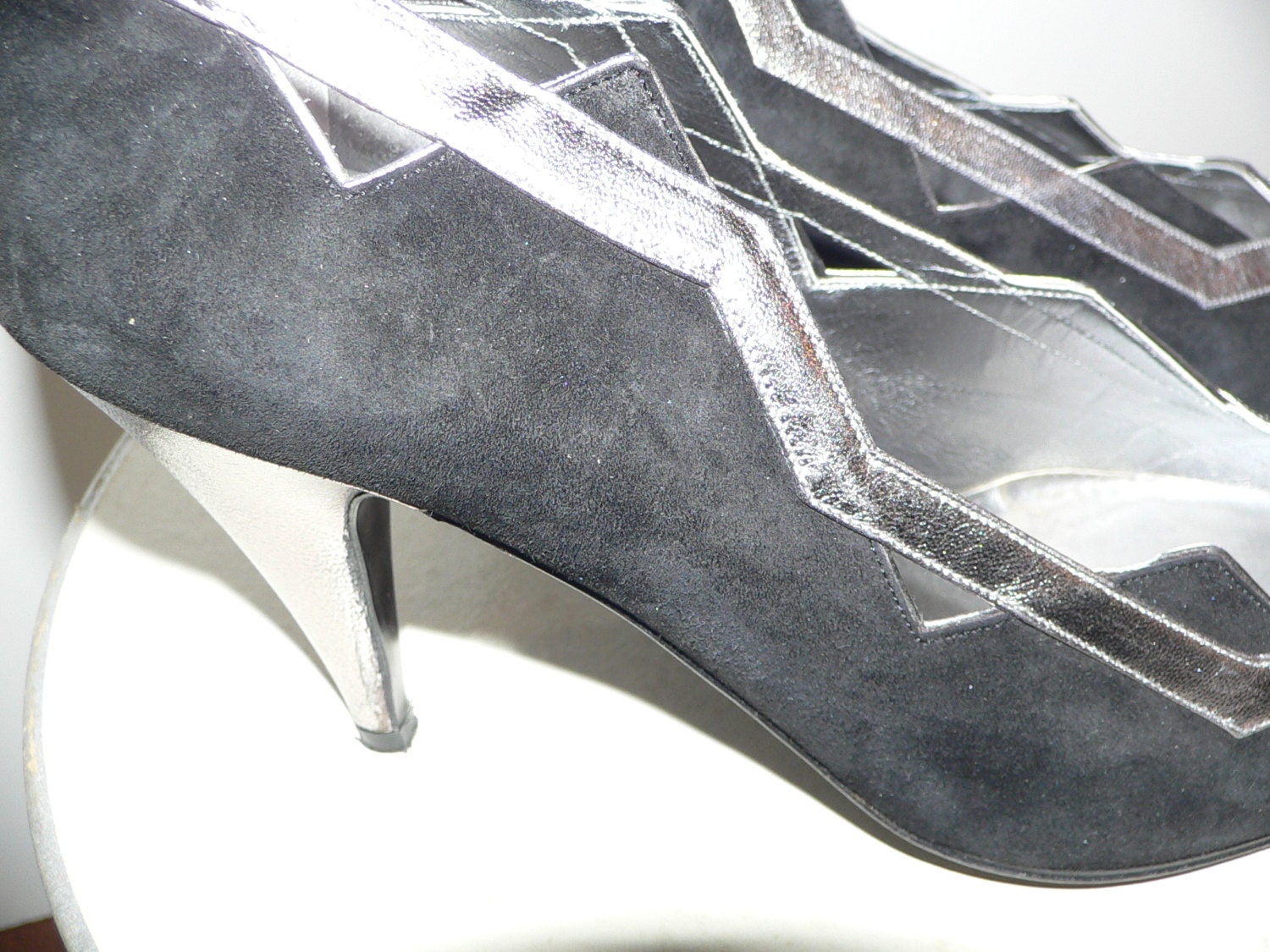 Vintage Delman Schuhe Aus Schwarzem Wildleder Und Silber Mit Coutouts, Größe 7 B von AVIVB