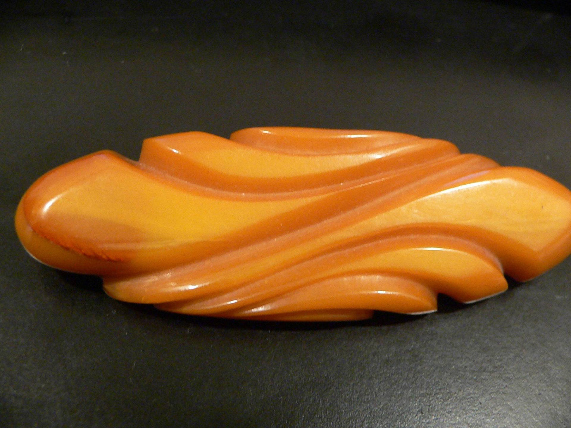 Vintage Geschnitzter Bernstein Butterscotch Bakelit Pin von AVIVB