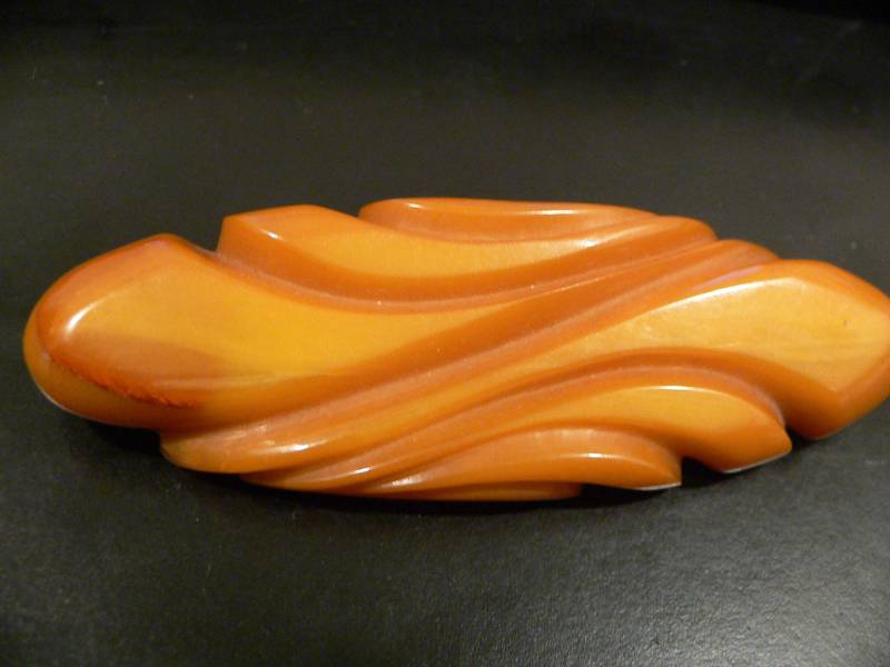 Vintage Geschnitzter Bernstein Butterscotch Bakelit Pin von AVIVB
