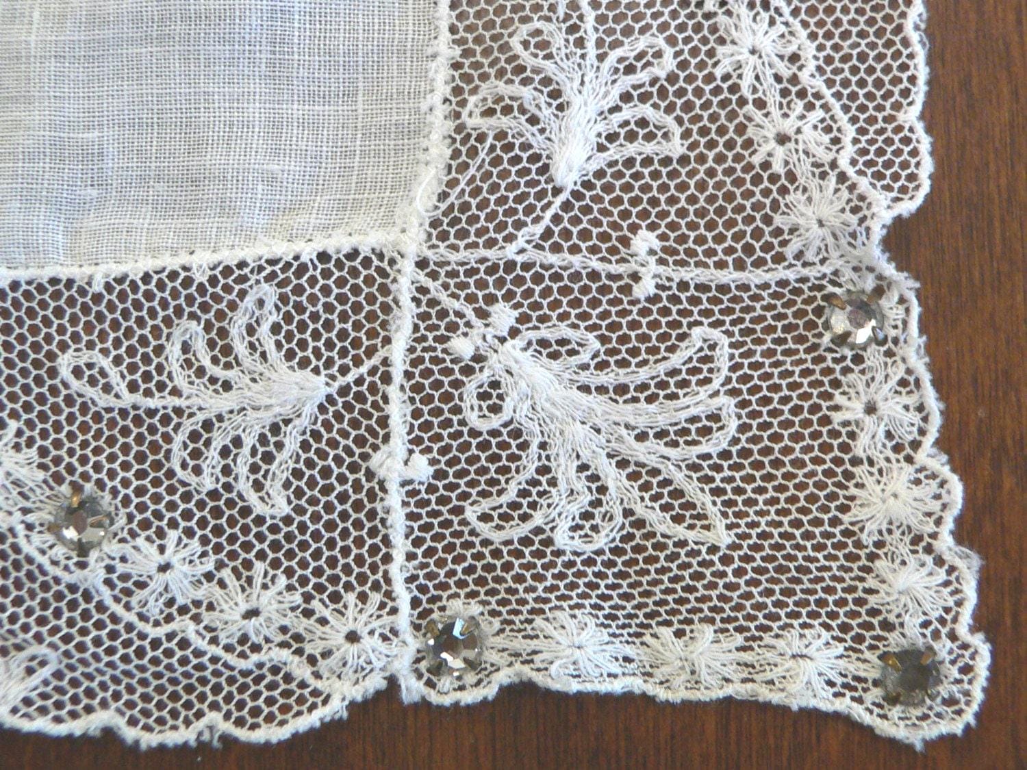 Vintage Weißes Taschentuch Mit Spitzenborte Und Strass Akzenten von AVIVB