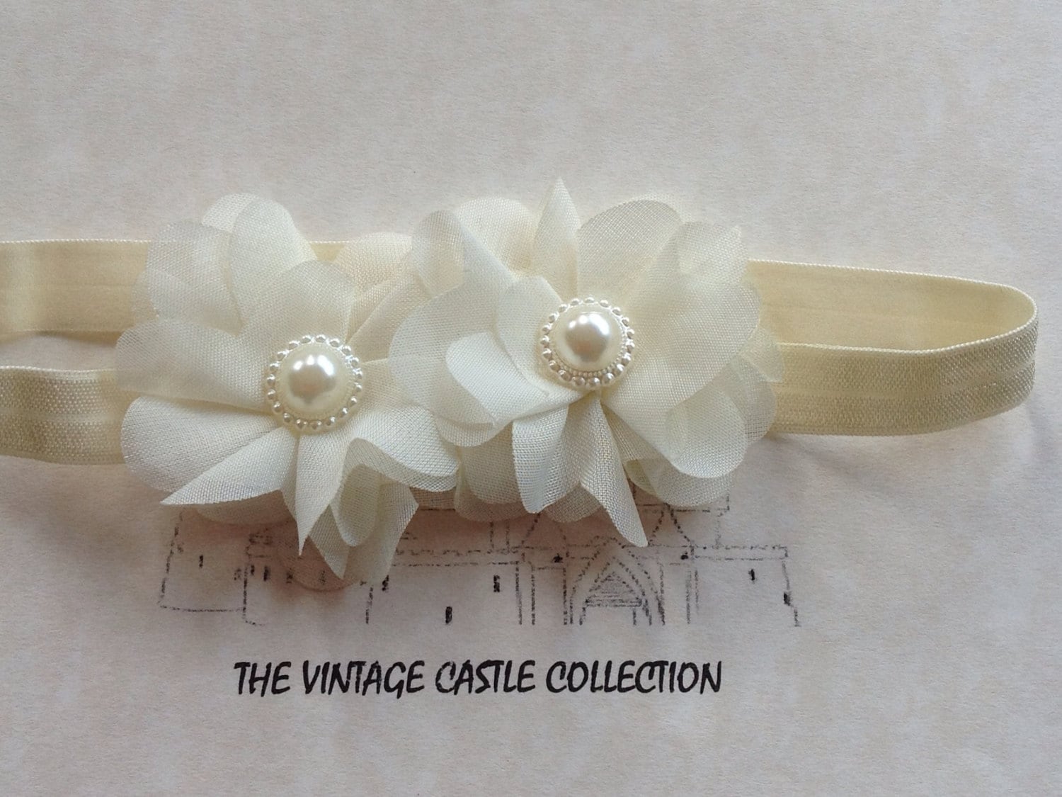 Elegantes Mädchen Haarband Aus Chiffon Mit Blumen Und Perlen Elegantes Mädchen Haarband Aus Chiffon Mit Blumen Und Perlen von AVintageCastle