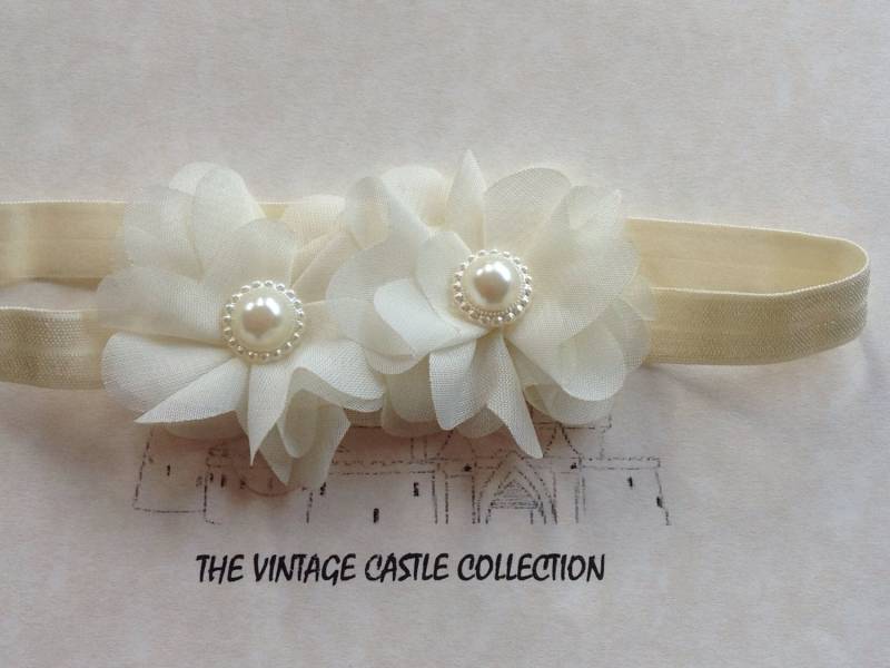 Elegantes Mädchen Haarband Aus Chiffon Mit Blumen Und Perlen Elegantes Mädchen Haarband Aus Chiffon Mit Blumen Und Perlen von AVintageCastle