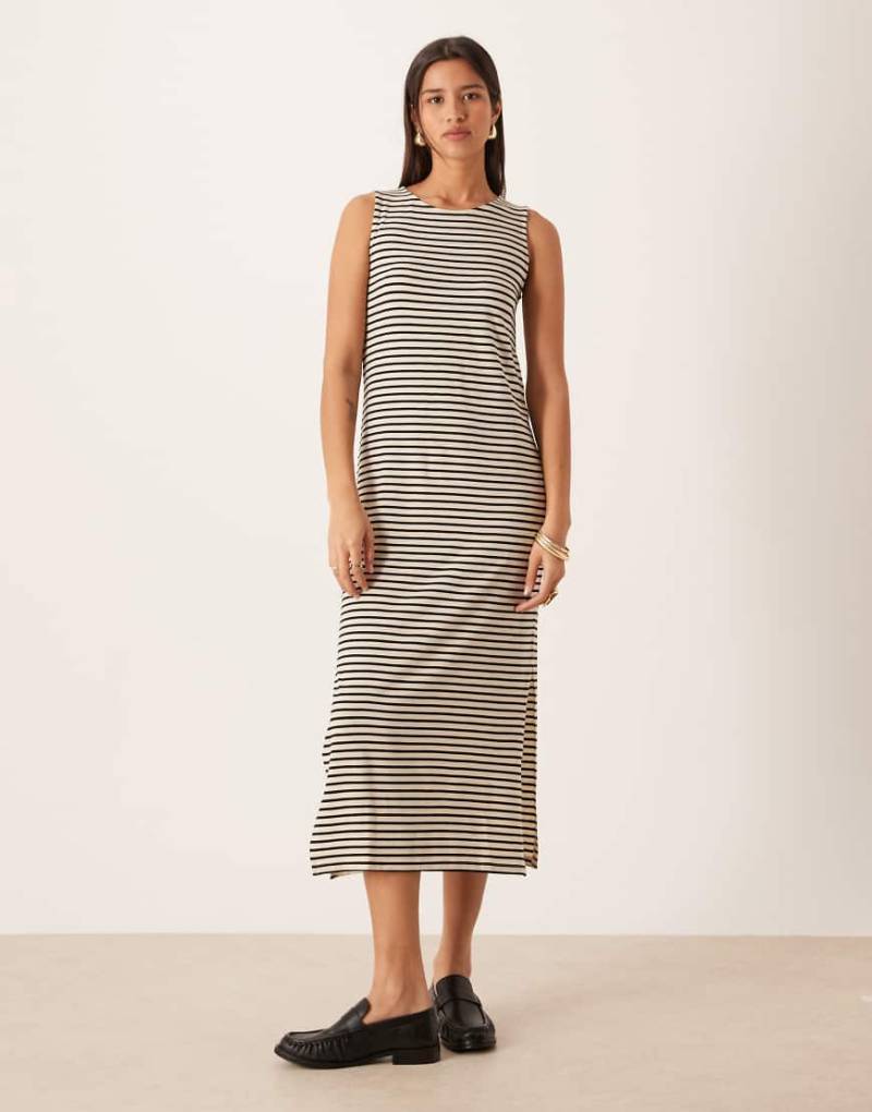 AWARE - Ärmelloses Maxikleid in Schwarzweiß gestreift von AWARE