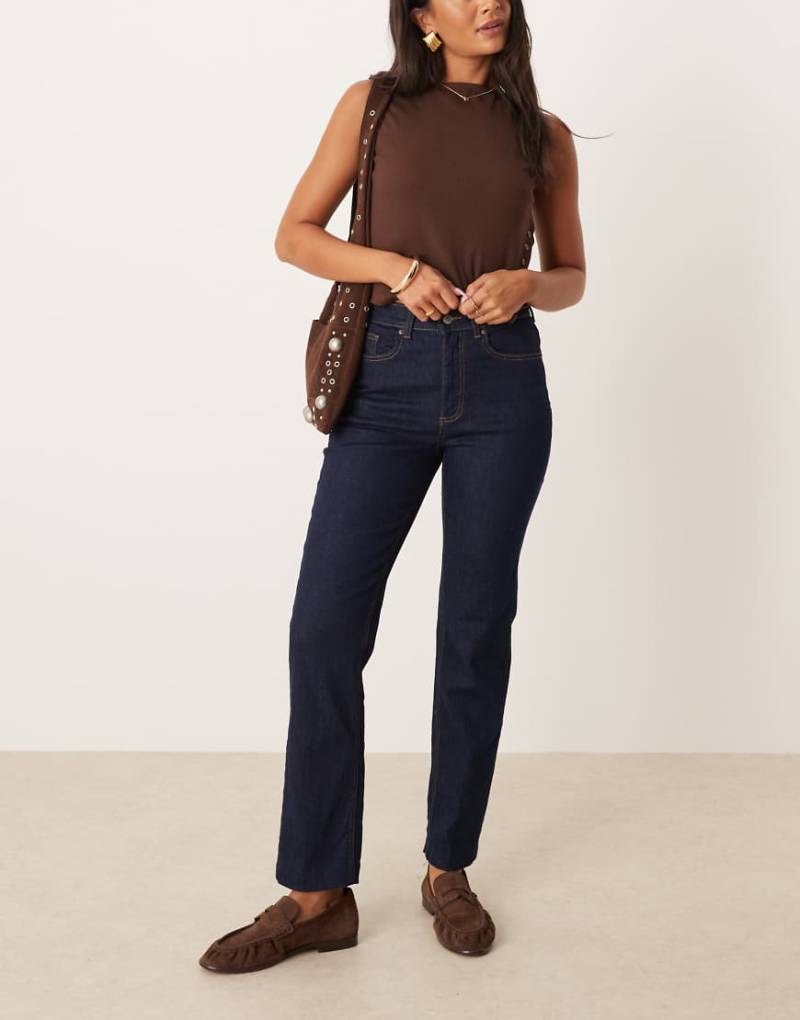 AWARE - Alice - Stretch-Jeans in dunkelblauem Rinse mit geradem Bein mit hohem Bund von AWARE