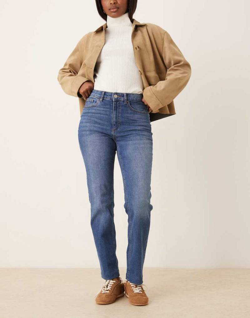 AWARE - Alice - Stretch-Jeans in mittelblauer Waschung mit geradem Bein mit hohem Bund von AWARE