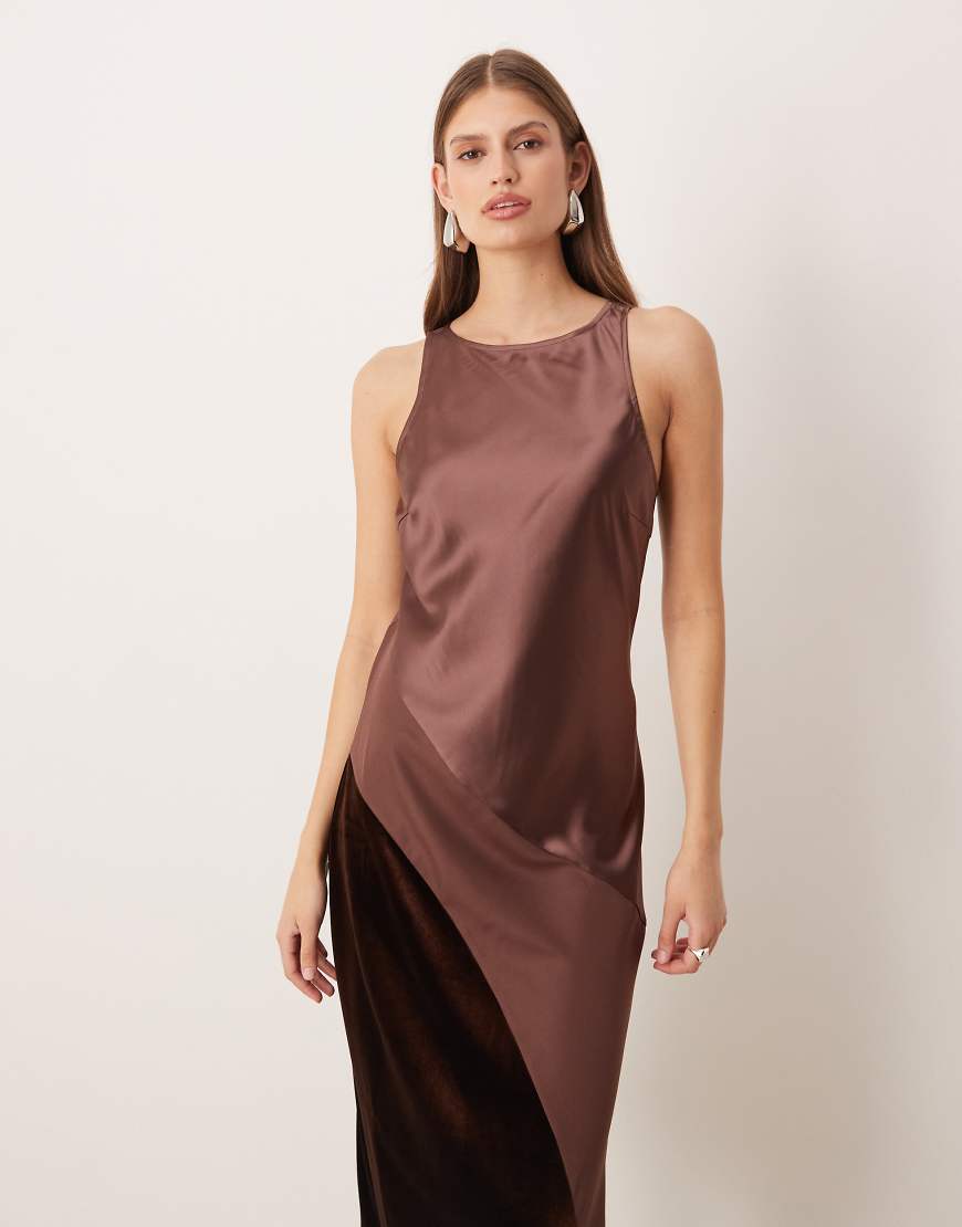AWARE - Asymmetrisches Midikleid aus Satin in Burgunderrot mit verschiedenen Texturen-Brown von AWARE