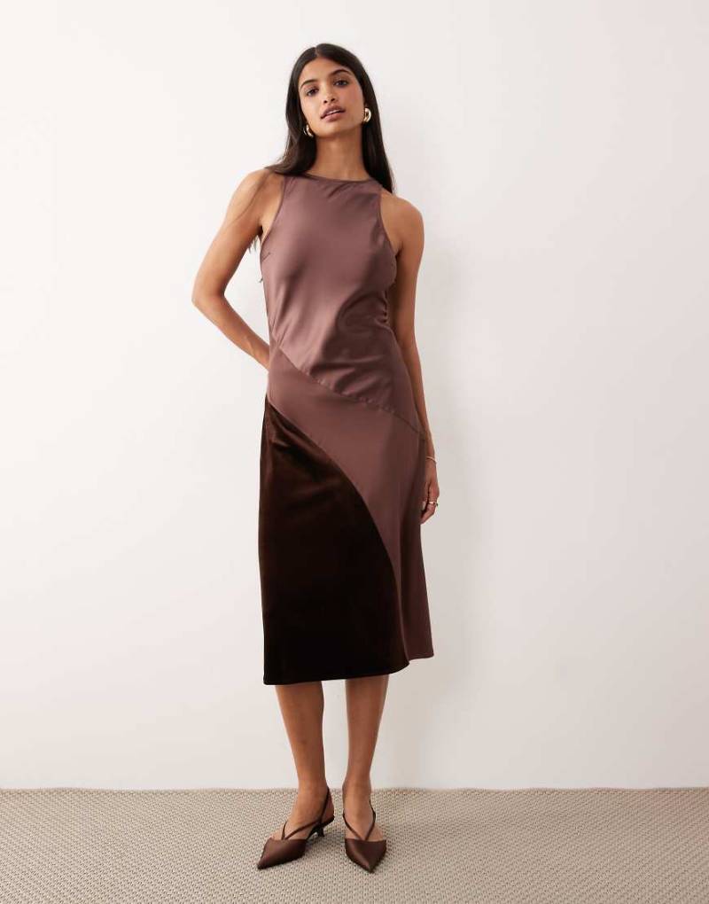 AWARE - Asymmetrisches Midikleid aus Satin in Burgunderrot mit verschiedenen Texturen-Brown von AWARE