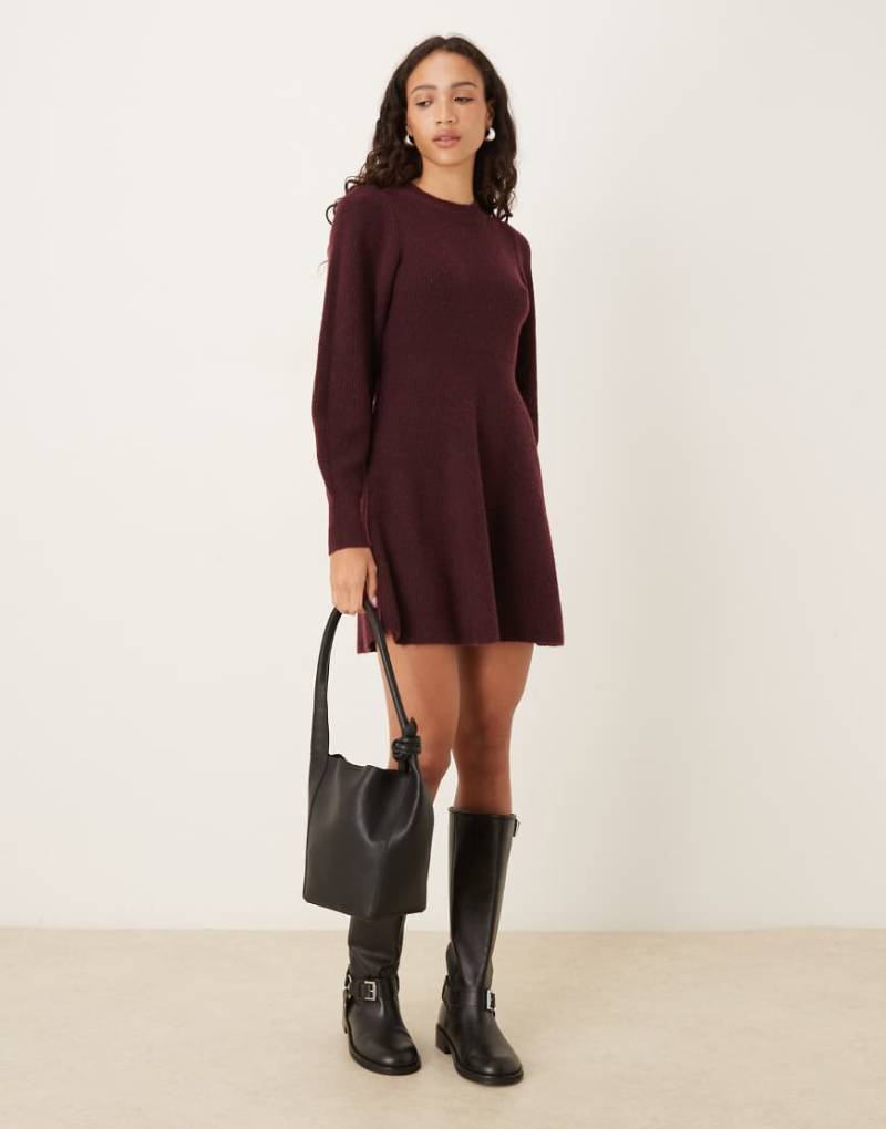 AWARE - Ausgestelltes Minikleid aus Strick in Burgunderrot von AWARE