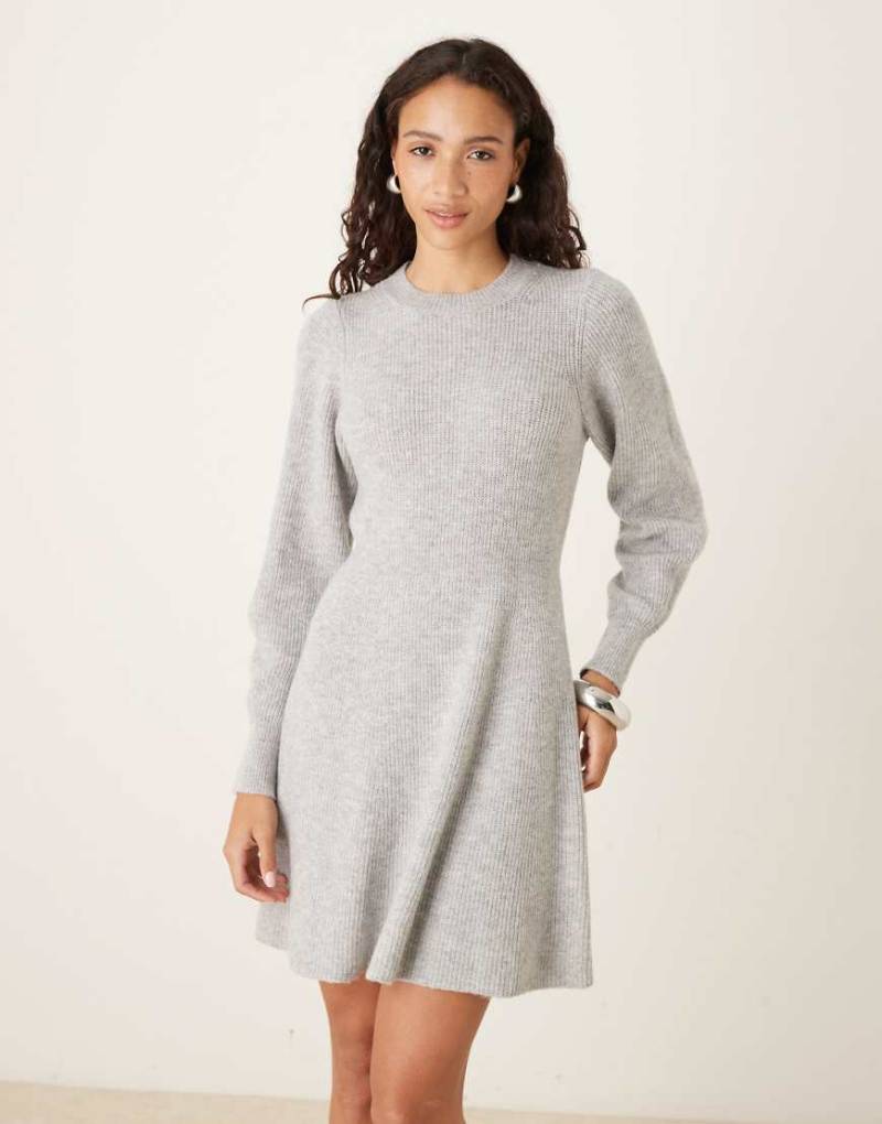 AWARE - Ausgestelltes Minikleid aus Strick in meliertem Grau von AWARE