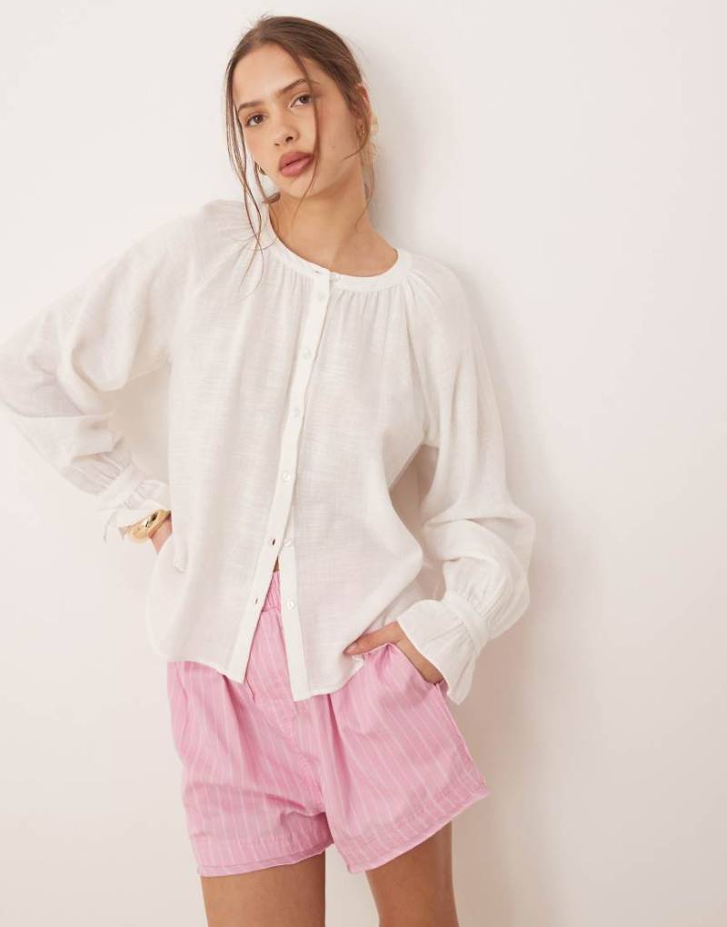 AWARE - Boho - Weiße Bluse mit Knopfleiste von AWARE