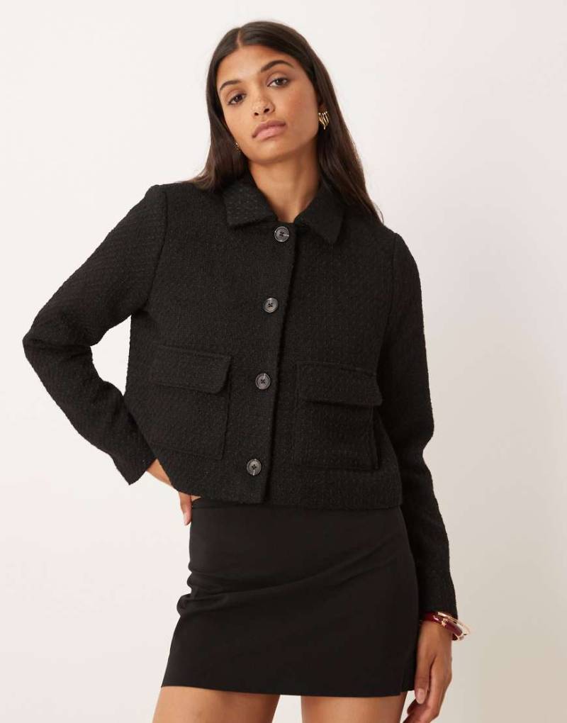 AWARE - Bouclé-Jacke in Schwarz mit Knopfleiste von AWARE