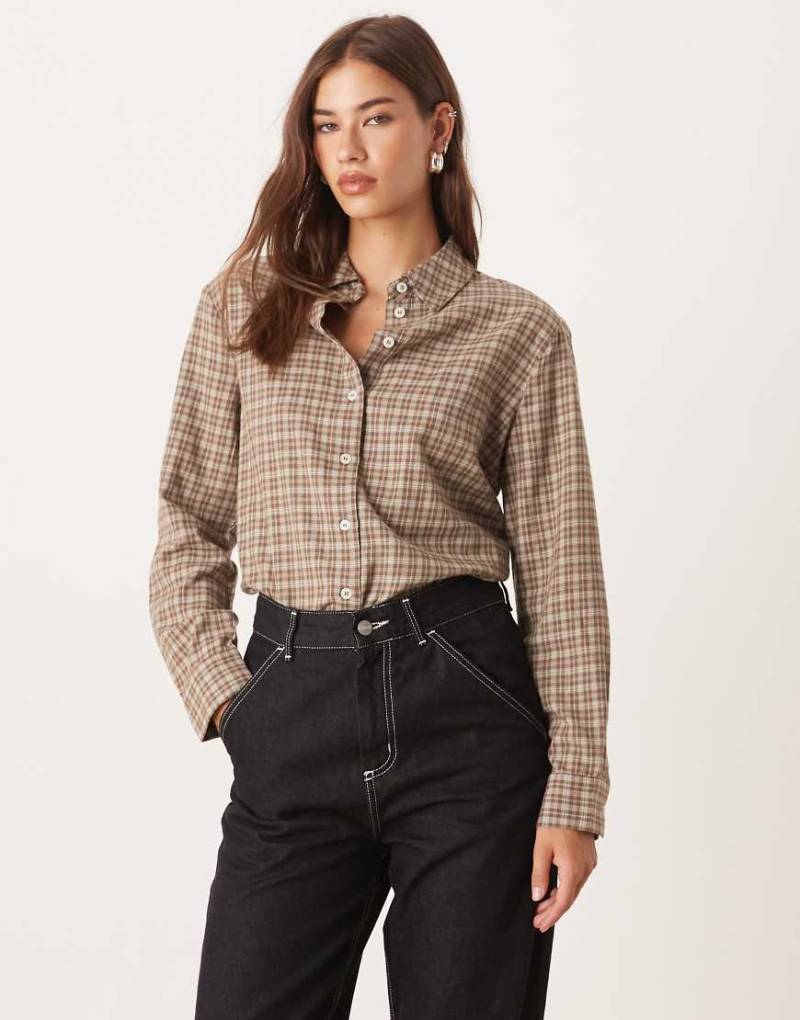 AWARE - Boyfriend-Oxford-Hemd in Beige und Braun mit Oversize-Schnitt und kleinem Karomuster-Brown von AWARE
