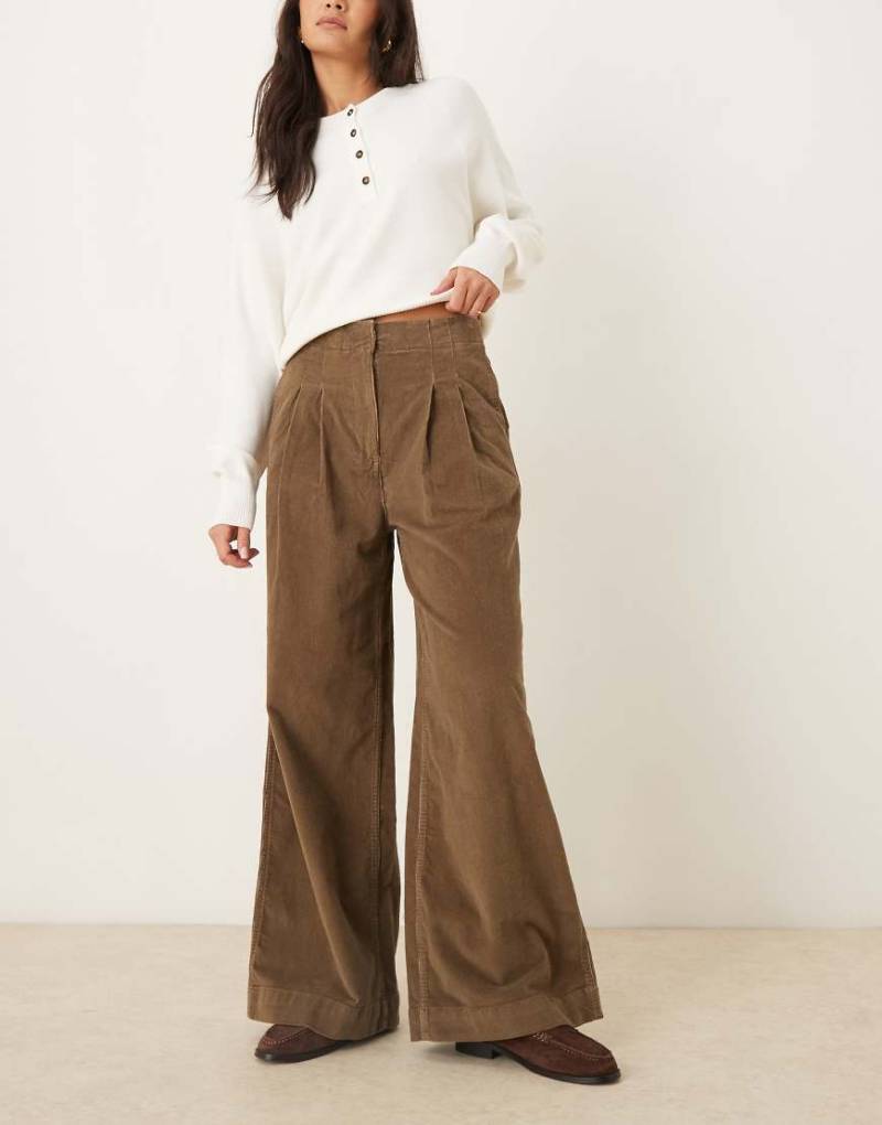AWARE - Cordhose in Teak mit extra weitem Bein und Bundfalten-Brown von AWARE