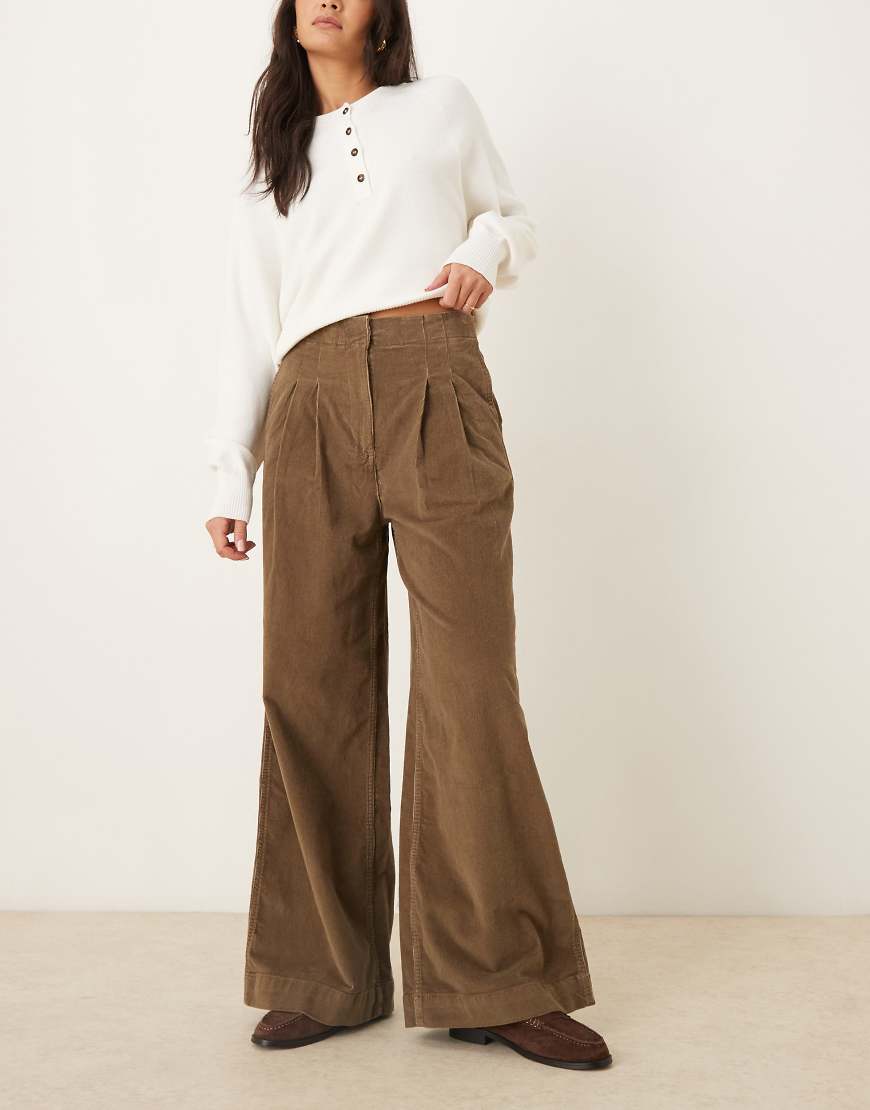 AWARE - Cordhose in Teak mit extra weitem Bein und Bundfalten-Brown von AWARE
