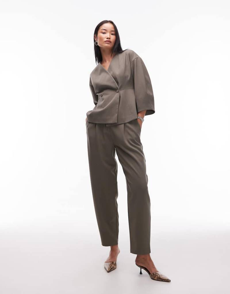 AWARE - Elegante Hose in gedecktem Grün mit hohem Bund und abgerundetem Bein, Kombiteil von AWARE