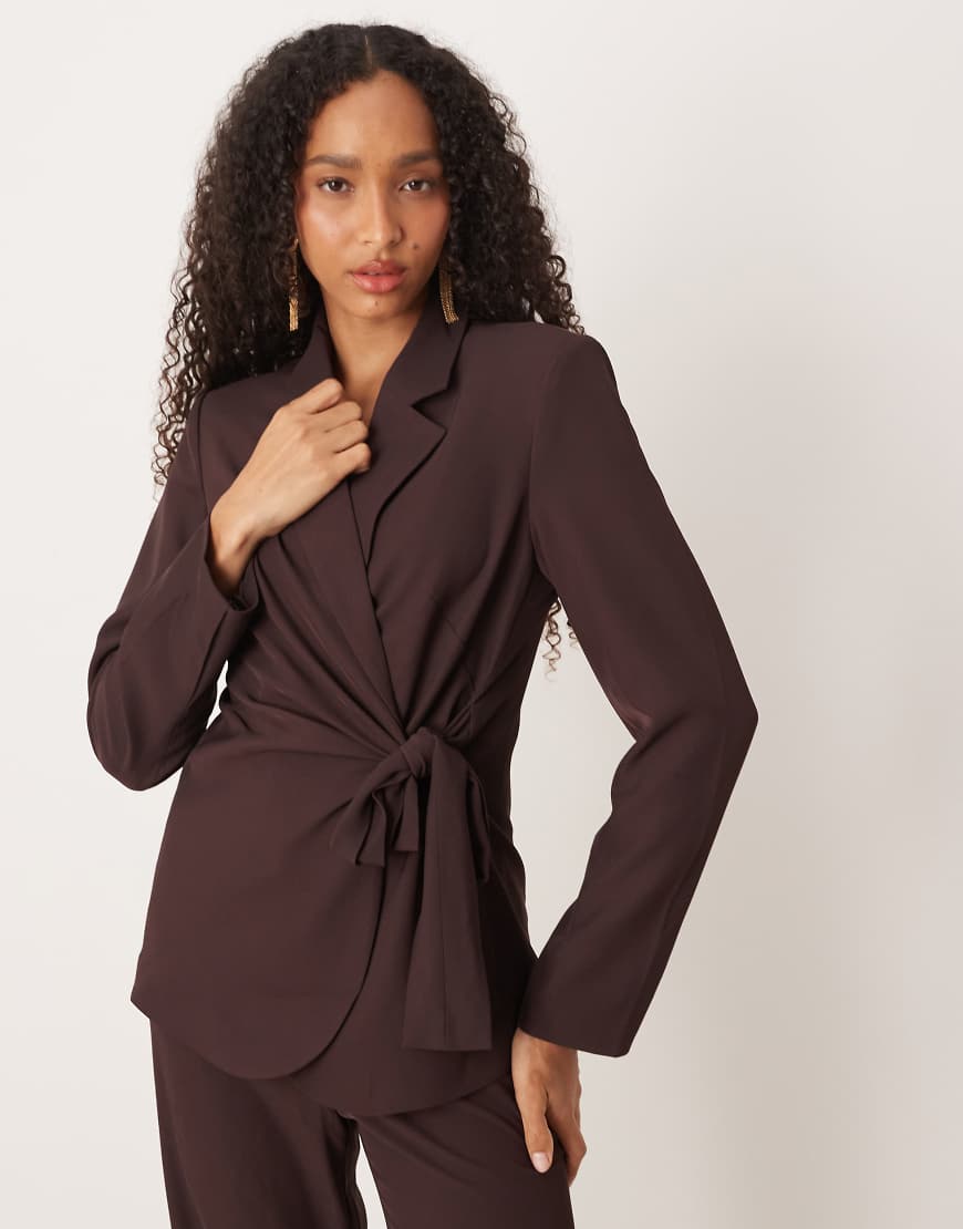 AWARE - Eleganter Blazer in Schokobraun mit seitlichem Bindedetail, Kombiteil-Brown von AWARE